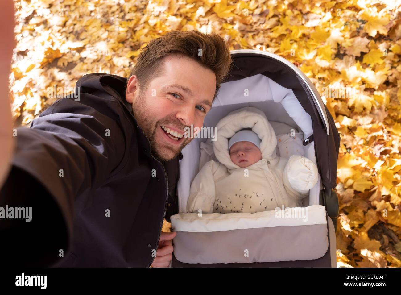 Pere Avec Bebe A Park Prendre Une Photo Par Telephone Portable Photo Stock Alamy Pere Avec Bebe A Park Prendre Une Photo Par Telephone Portable Photo Stock Alamy