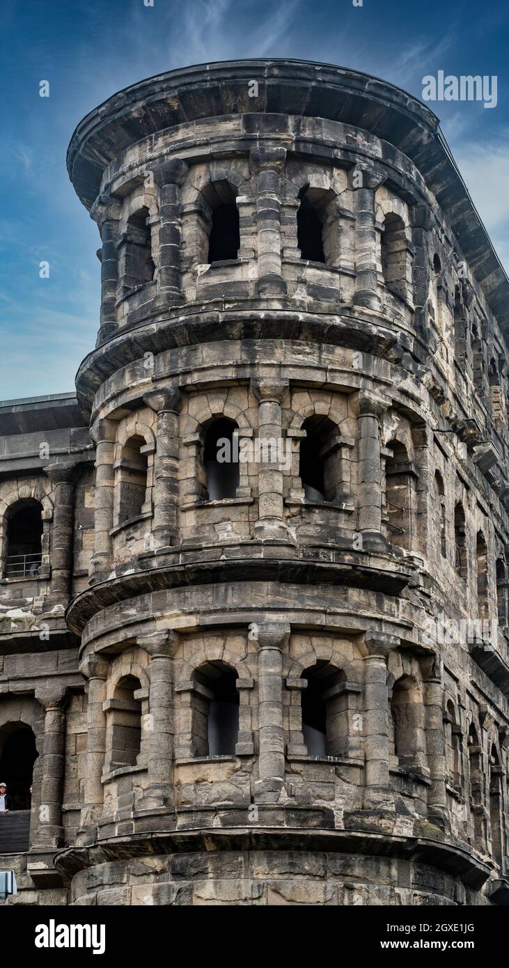 Célèbre monument Porta Nigra à Trèves en Allemagne avec ciel bleu en été Banque D'Images