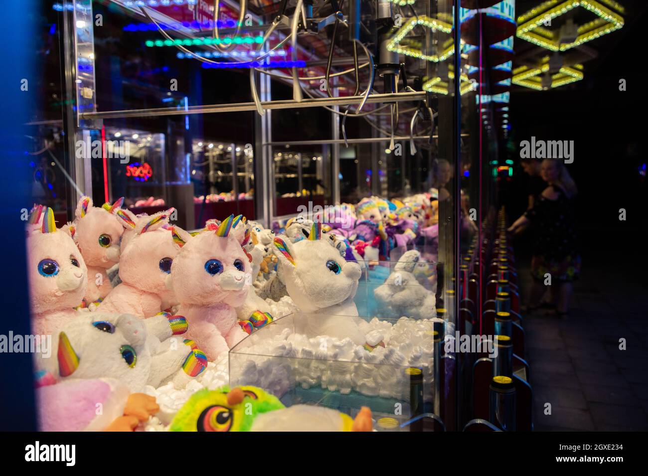 Jeu de jeu d'arcade de la machine à griffes rempli de jouets d'enfants de licorns Banque D'Images