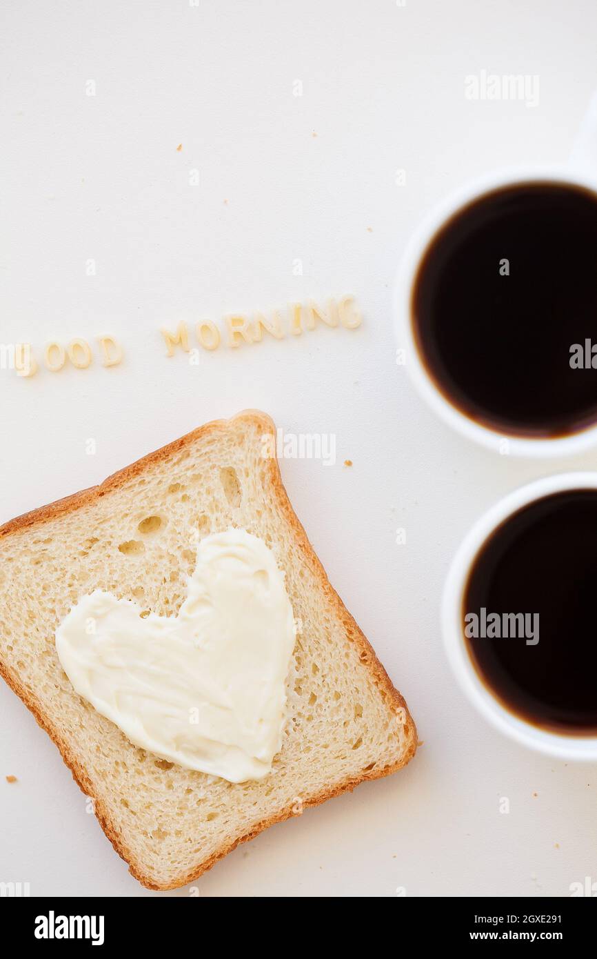 sandwich pour le petit déjeuner sous forme de coeur avec fromage - bon signe du matin et deux tasses de café Banque D'Images