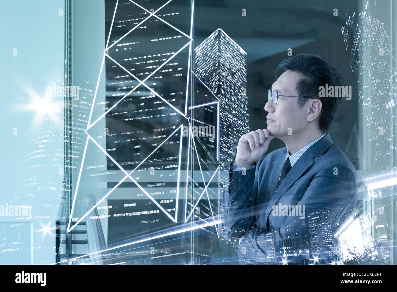 Double exposition de l'homme d'affaires et de la ville asiatiques avec des gratte-ciels de grande hauteur. Banque D'Images