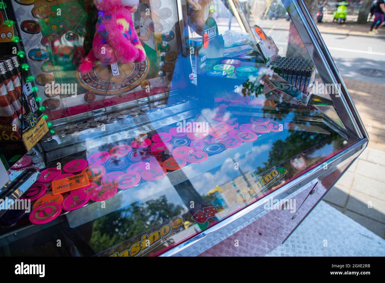 Machine de pousseur de pièces avec beaucoup de pièces Banque D'Images