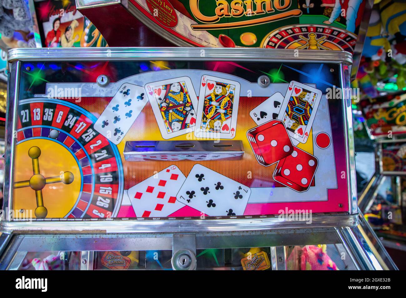 Machine à pièces de monnaie équipée d'un jeu de cartes Banque D'Images