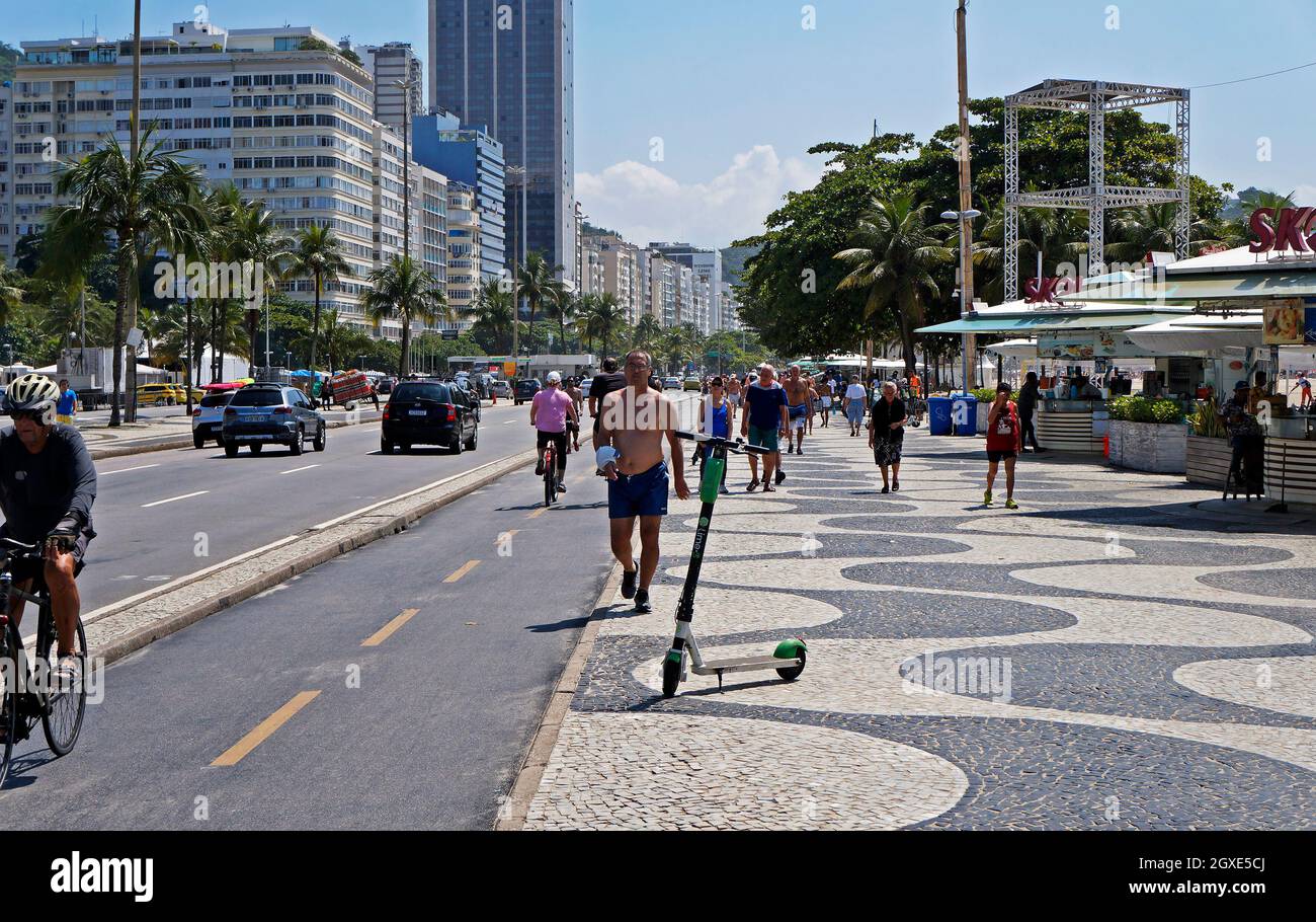 RIO DE JANEIRO, BRÉSIL - 27 DÉCEMBRE 2019 : personnes marchant sur la promenade de Copacabana Banque D'Images