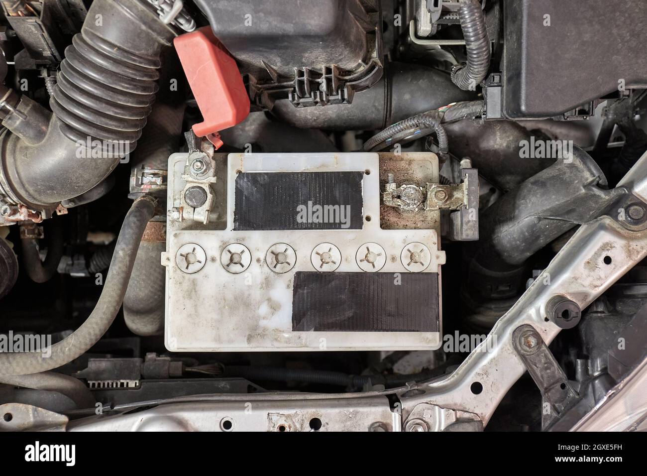 Ancienne batterie de démarrage de voiture à l'intérieur du compartiment  moteur, vue de dessus en bas Photo Stock - Alamy