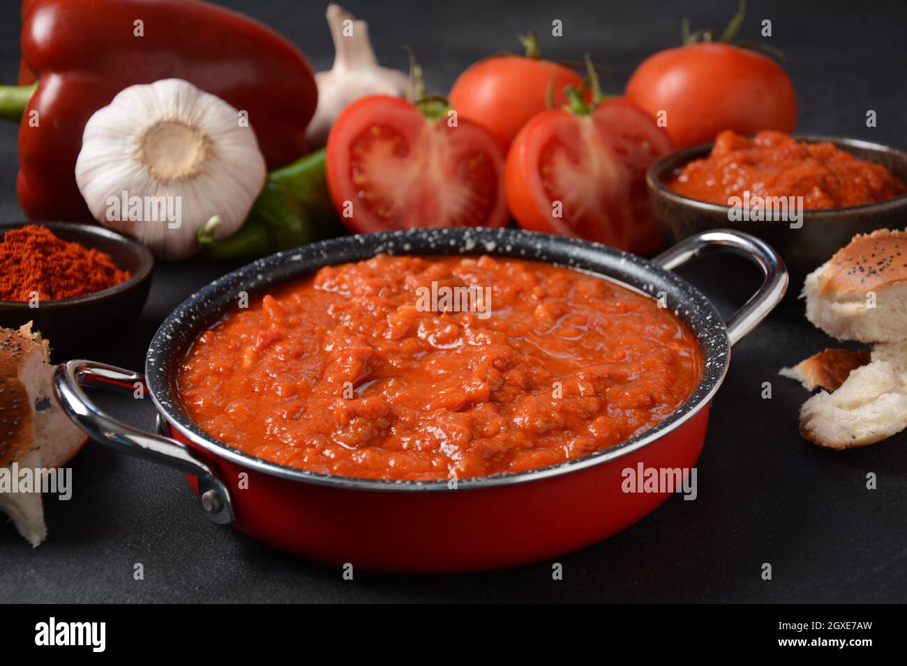 Matbucha - sauce, tartiner ou condiment à la tomate marocaine - tomates épicées cuites, poivrons, ail et piment Banque D'Images