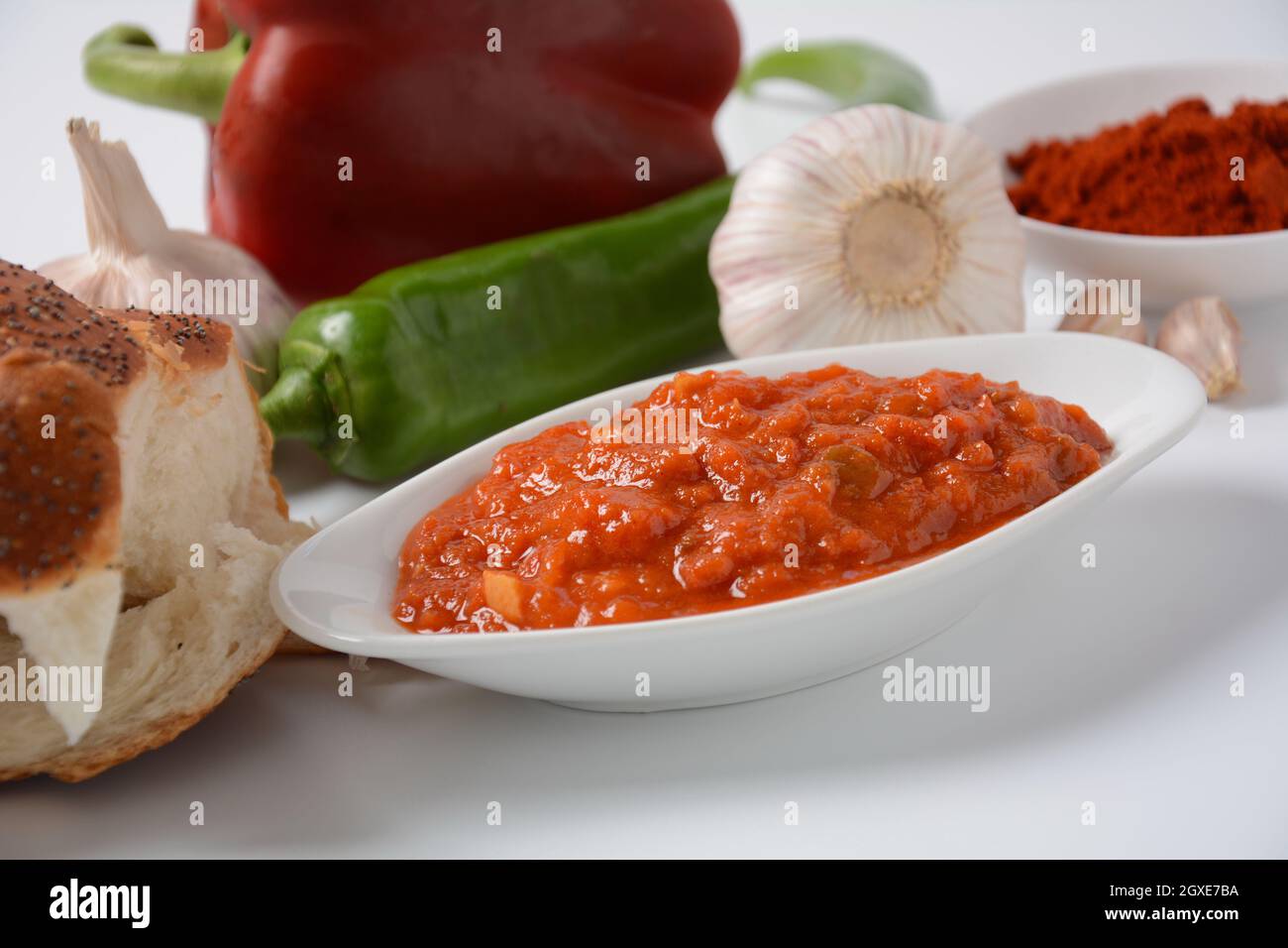 Matbucha - sauce, tartiner ou condiment à la tomate marocaine - tomates épicées cuites, poivrons, ail et piment Banque D'Images
