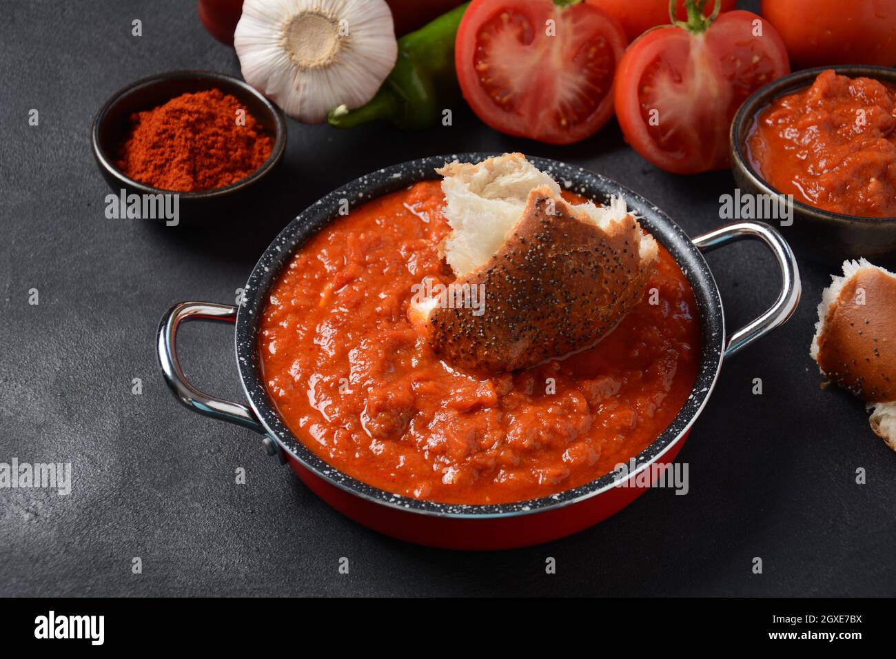 Matbucha - sauce, tartiner ou condiment à la tomate marocaine - tomates épicées cuites, poivrons, ail et piment Banque D'Images