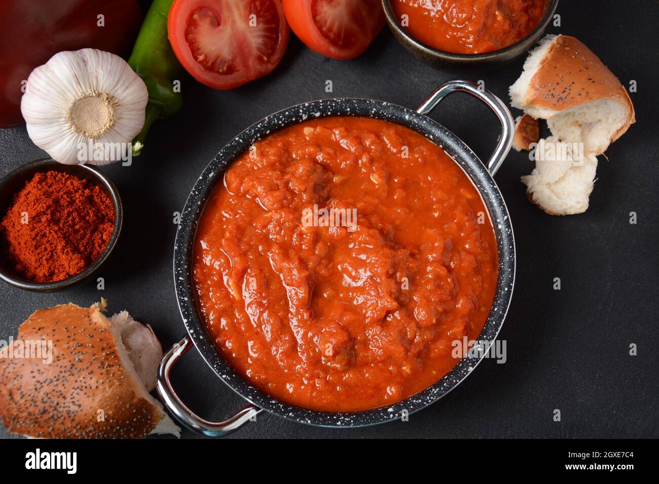 Matbucha - sauce, tartiner ou condiment à la tomate marocaine - tomates épicées cuites, poivrons, ail et piment Banque D'Images