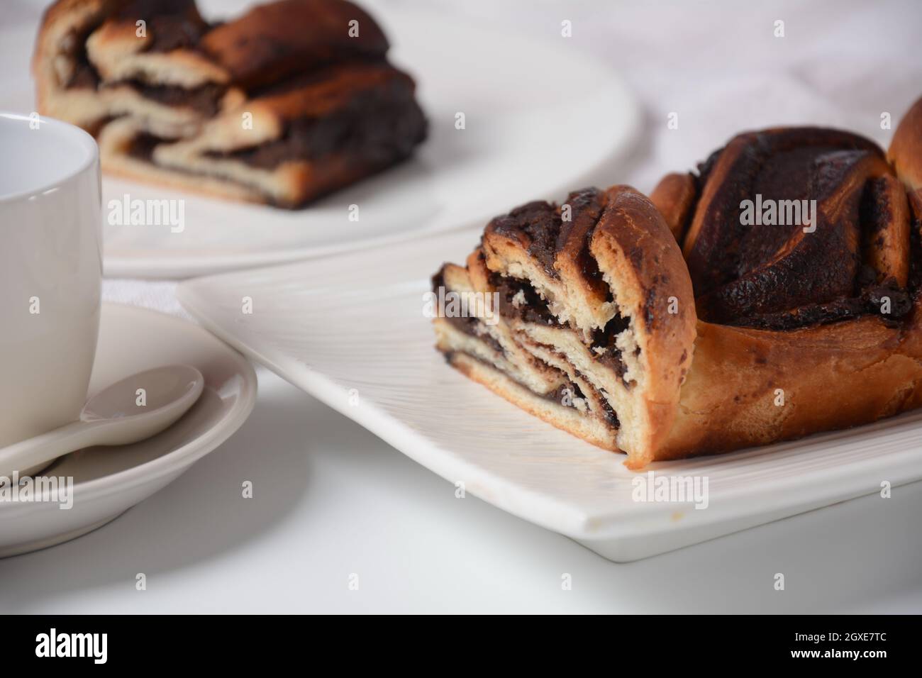 Pain Babka ou Brioche. Farci de crème de noisettes. Gâteau traditionnel juif semblable à du pain, recouvert de chocolat ou de cannelle et recouvert de nuggets de Banque D'Images