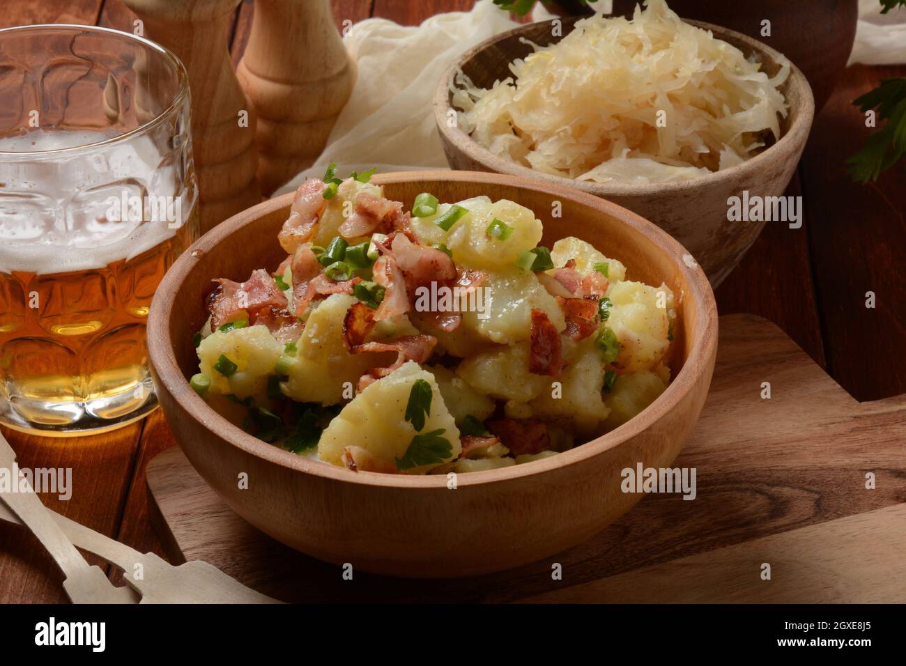 Kartoffelsalat - salade de pommes de terre allemande traditionnelle. Salade de pommes de terre au bacon Banque D'Images