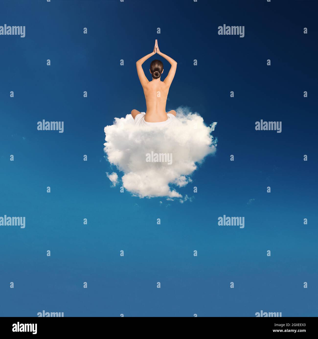 Jeune fille pratique le yoga sur un nuage doux Banque D'Images