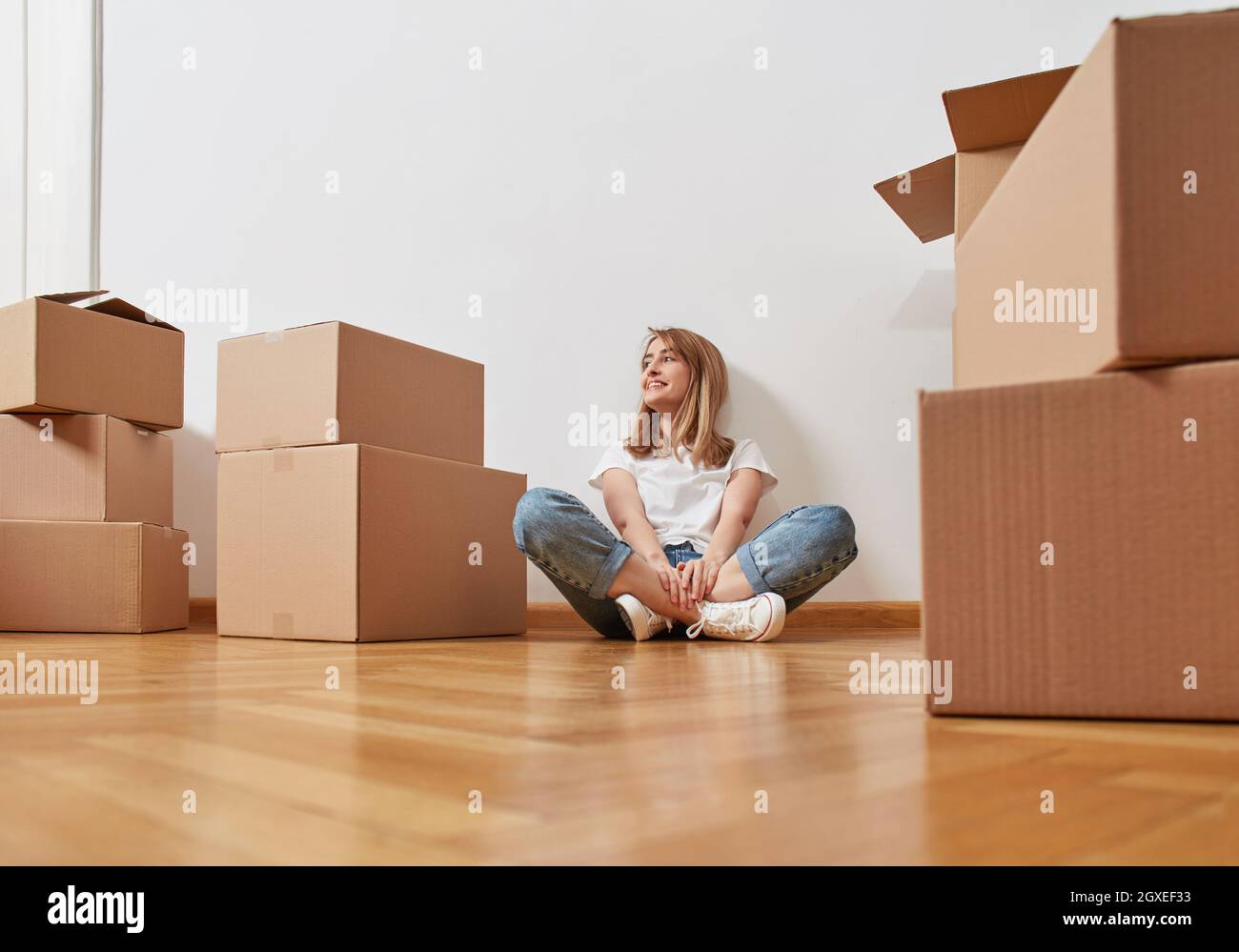 Jeune femme avec des boîtes de carton Banque D'Images