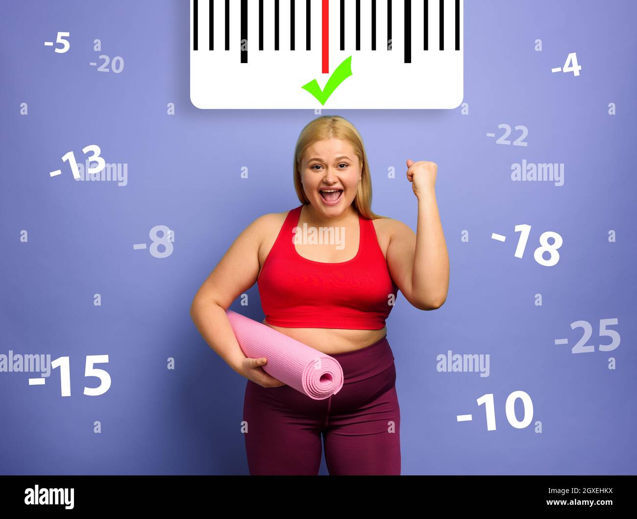 FAT Girl fait de la gym à la maison avec une expression satisfaite parce qu'elle diminue son poids. Banque D'Images