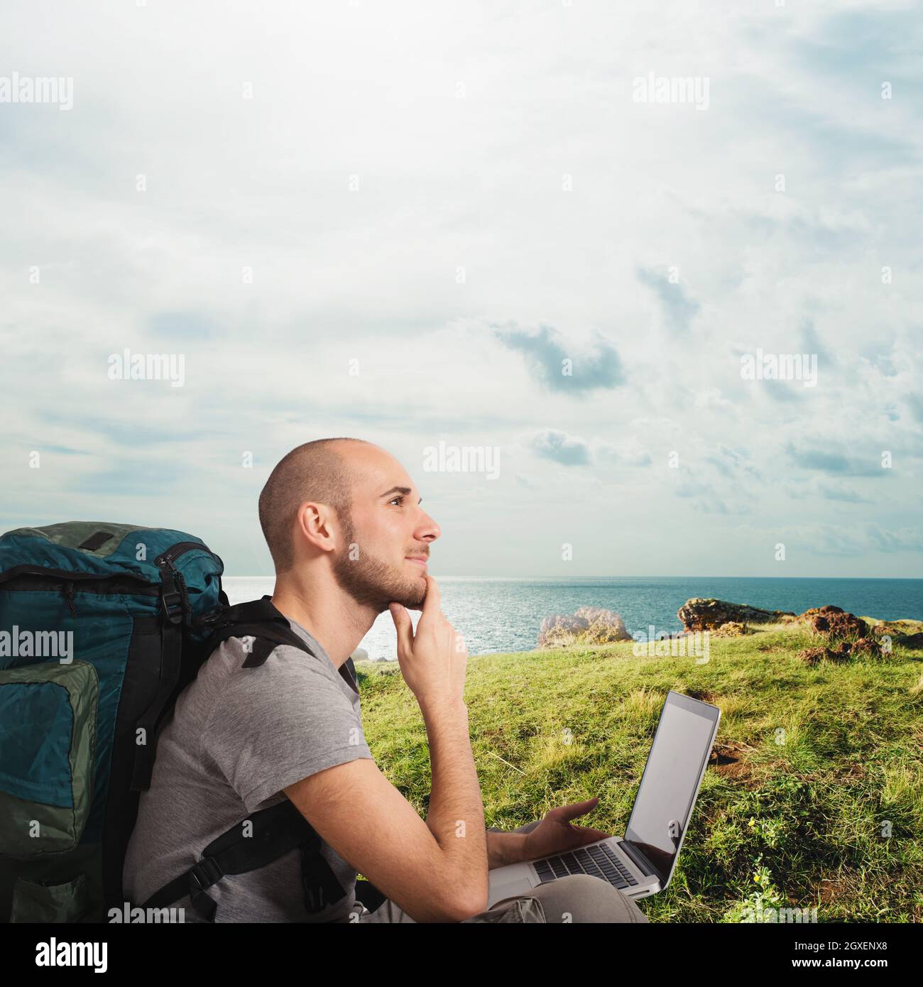 Explorer homme prévoit un nouveau voyage à une plage tropicale avec son ordinateur portable Banque D'Images