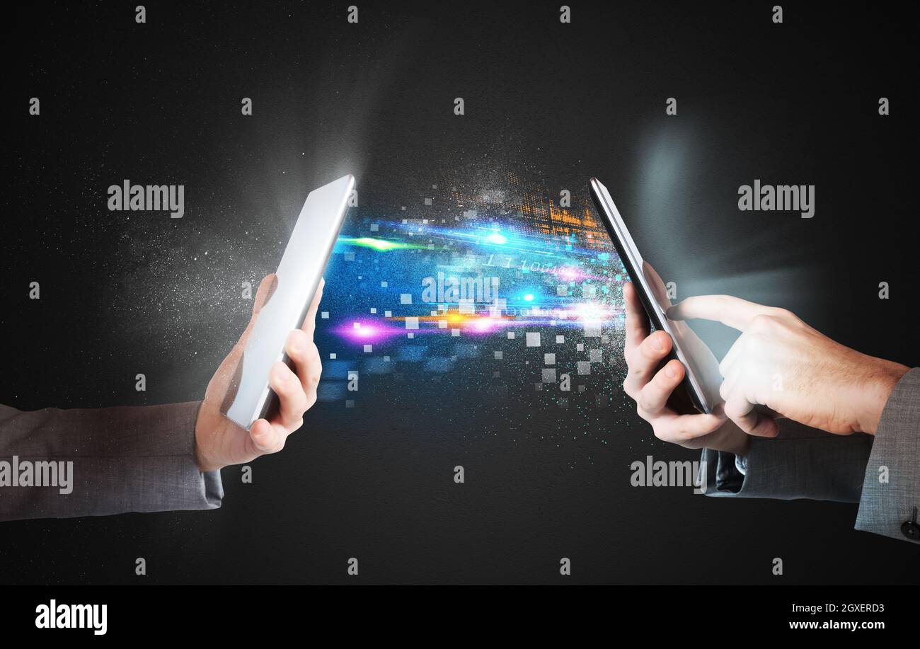 Partager et envoyer des fichiers multimédias entre téléphones Banque D'Images