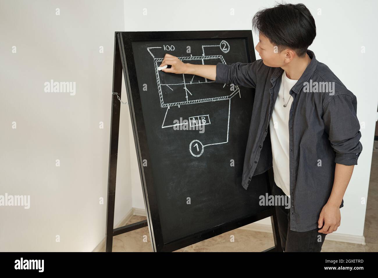 Jeune femme asiatique avec dessin à la craie sur tableau noir Banque D'Images