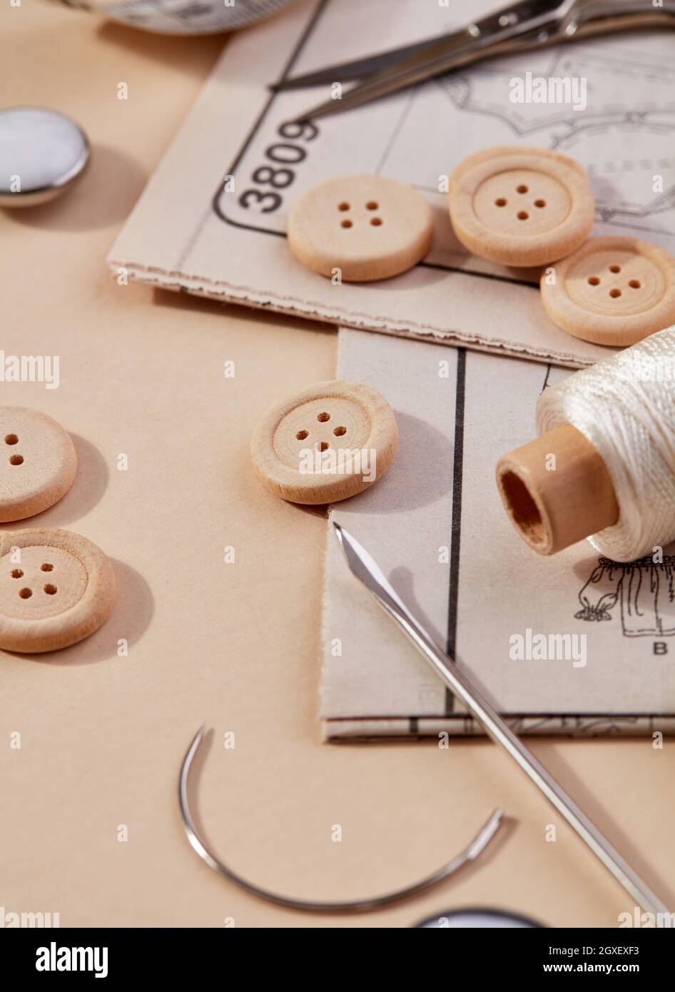 Boutons de couture, fil, aiguilles et ciseaux en gros plan Banque D'Images