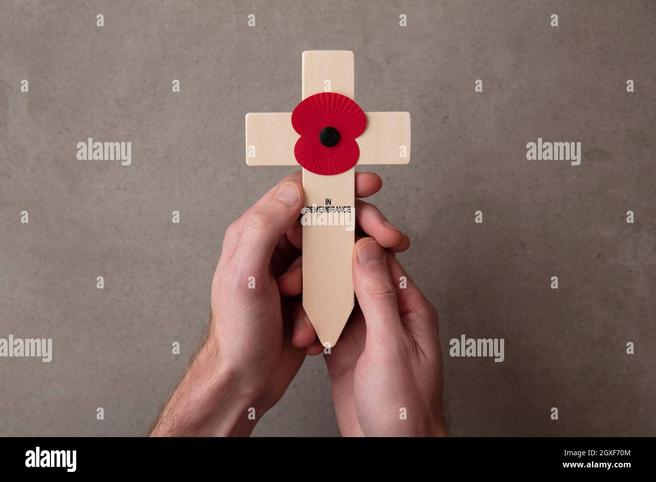 Un coquelicot rouge souvenir sur une croix en bois. Concept militaire de jour du souvenir Banque D'Images