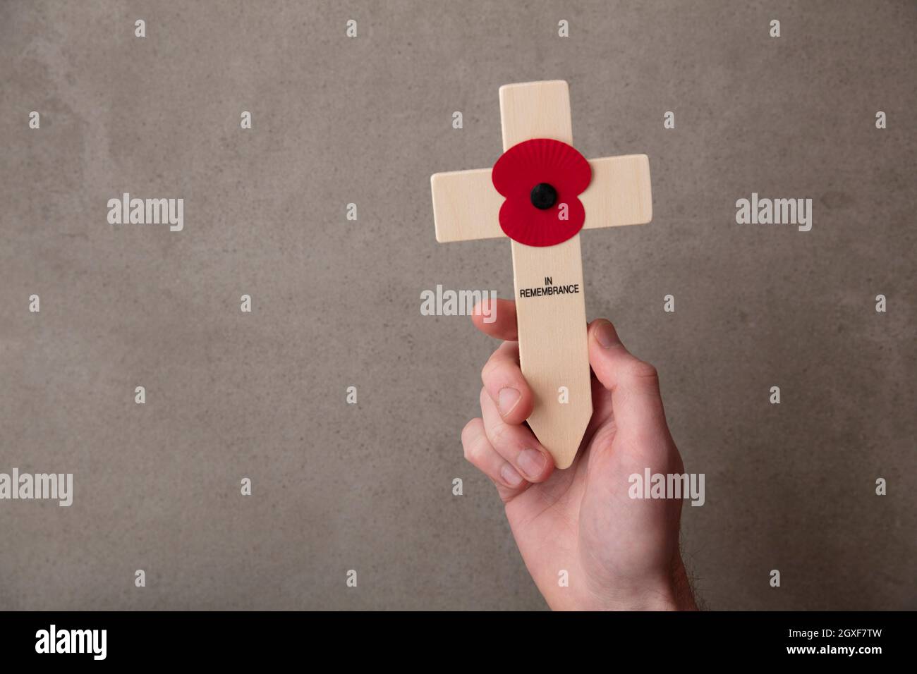 Un coquelicot rouge souvenir sur une croix en bois. Concept militaire de jour du souvenir Banque D'Images