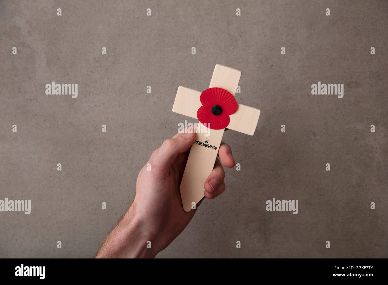 Un coquelicot rouge souvenir sur une croix en bois. Concept militaire de jour du souvenir Banque D'Images
