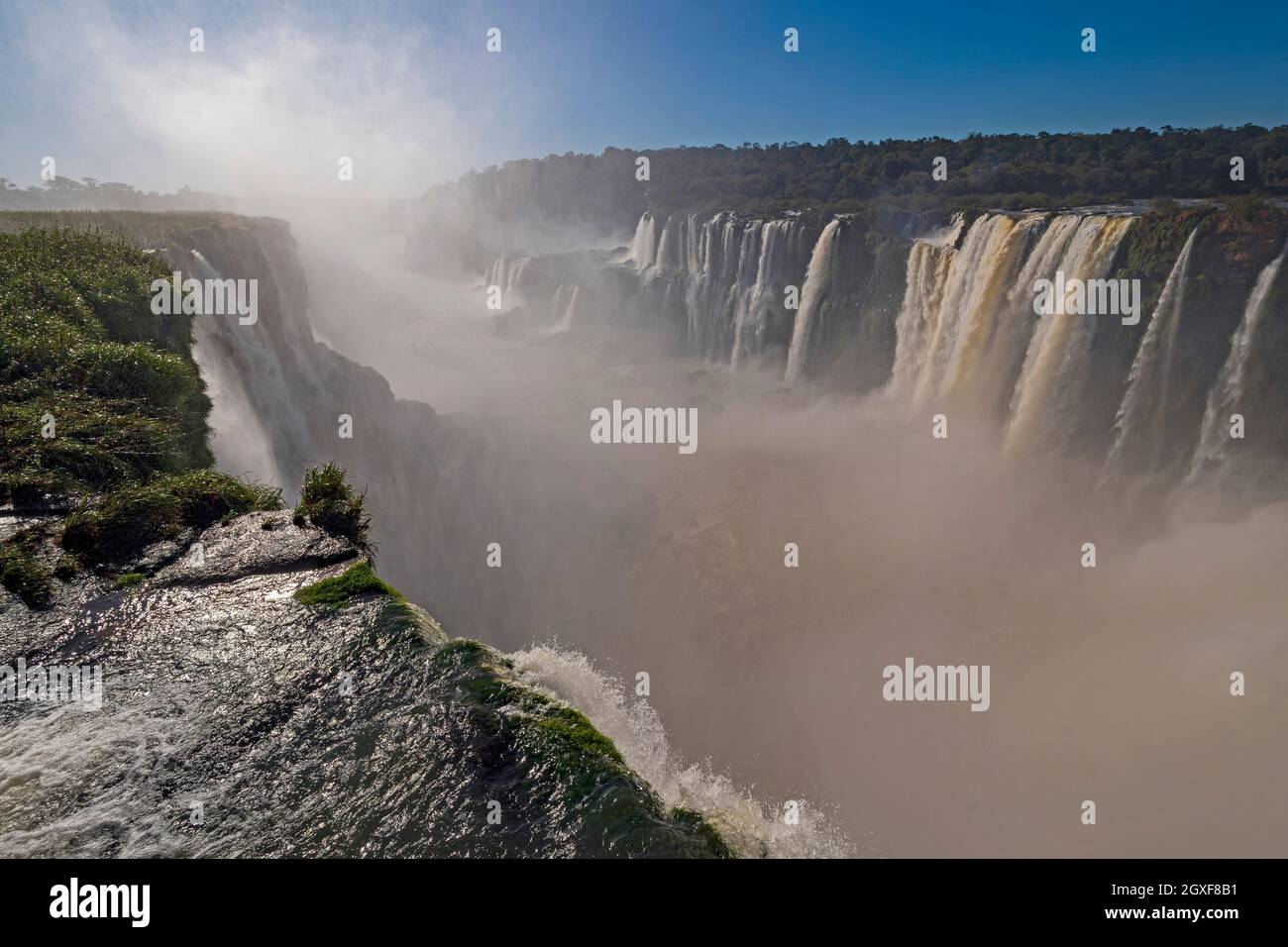 Vue sur la gorge des Devils aux chutes d'Iguazu dans le parc national d'Iguazu en Argentine Banque D'Images