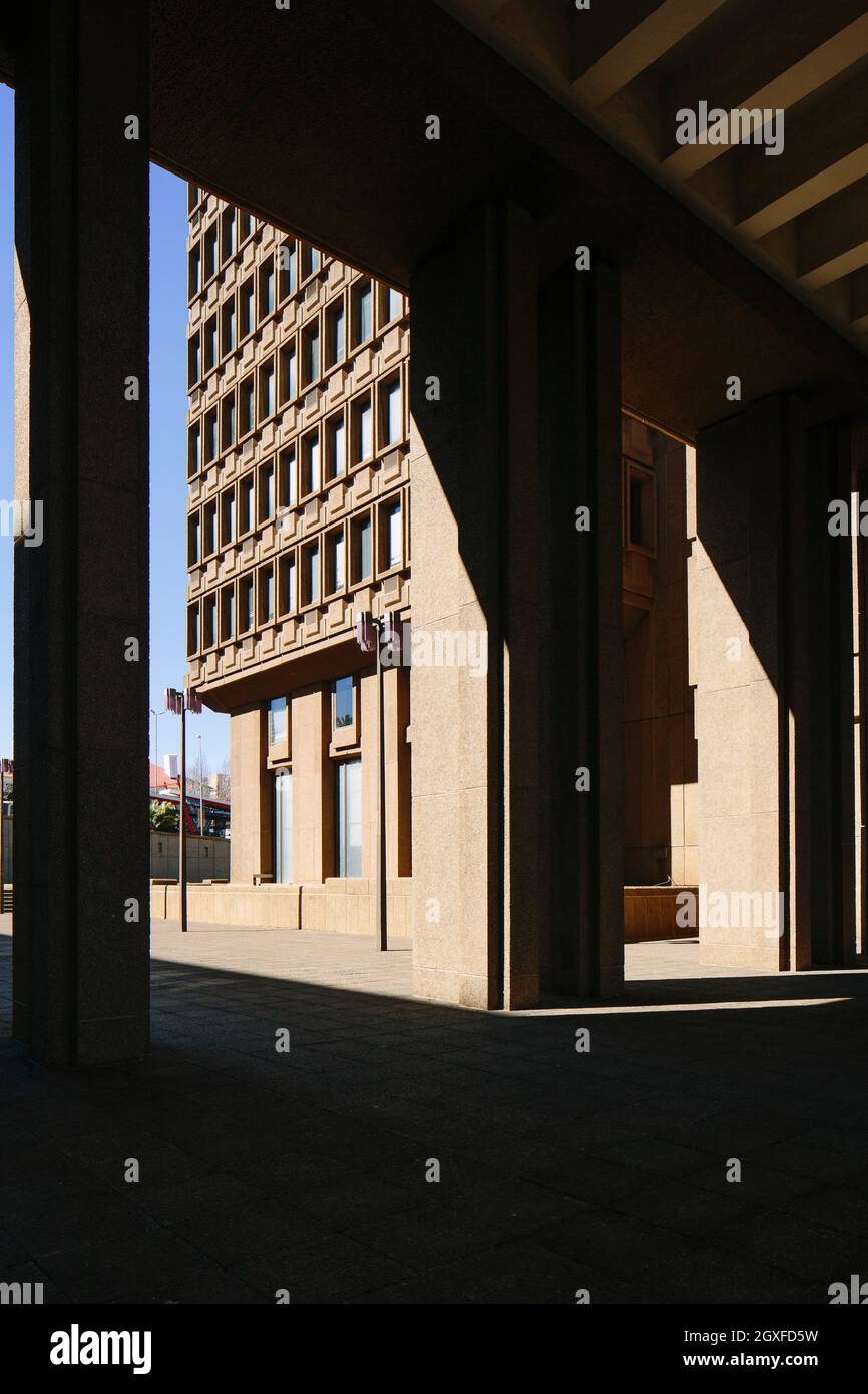 À l'intérieur d'un passage couvert entre les bâtiments, avec la lumière dure caractéristique de Johannesburg en hiver. Centre civique de Johannesburg, Johannesburg, donc Banque D'Images