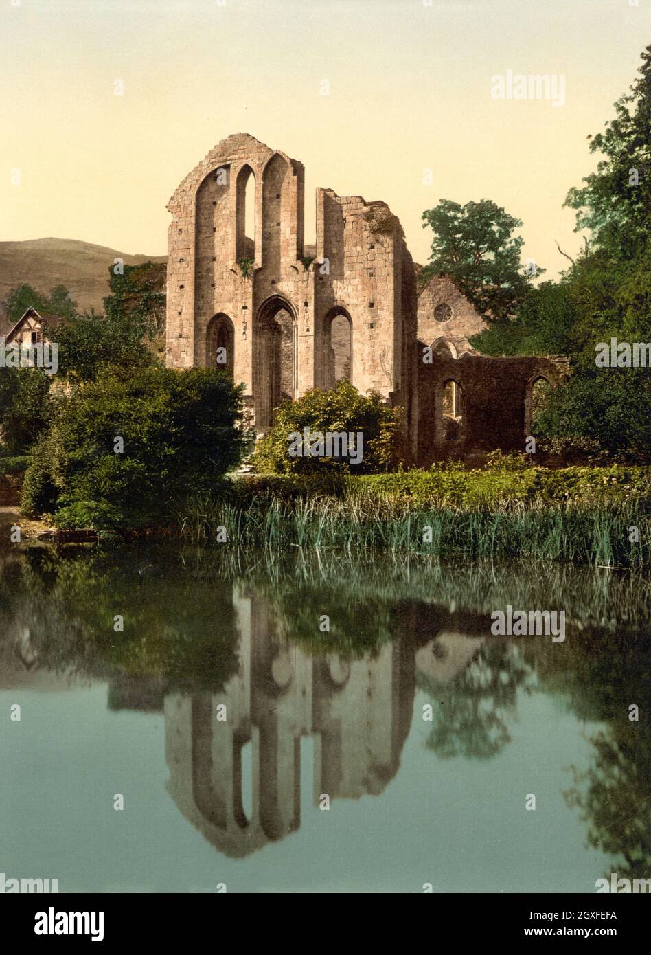 Photo couleur photochrome vintage vers 1890 de l'abbaye de Valle Crucis fondée en tant que monastère cistercien en 1201 et fermée en 1537 lors de la dissolution des monastères. C'est un point de repère important dans la vallée de Llangollen au nord du pays de Galles Banque D'Images