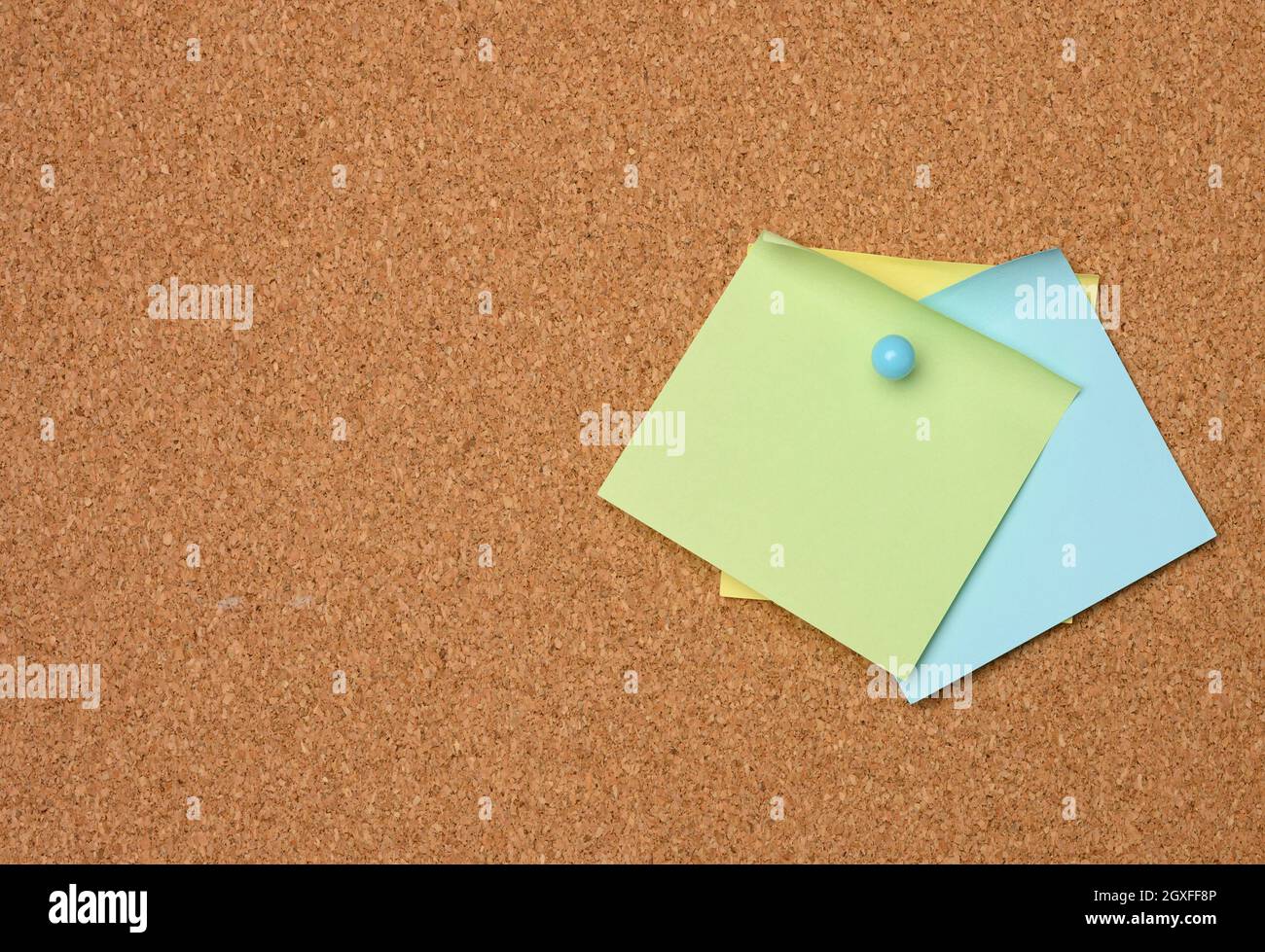 autocollants en papier colorés collés sur un tableau marron, une idée et un multitâche, gros plan Banque D'Images