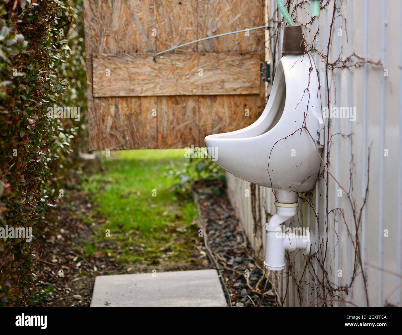 Urinoir en porcelaine d'époque dans l'arrière-cour, jardin. Banque D'Images