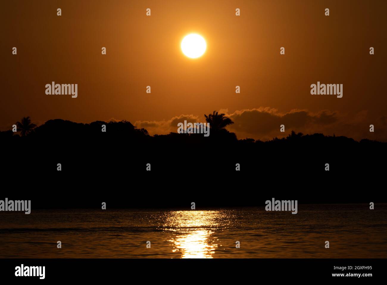 Magnifique coucher de soleil sur la plage idyllique de l'île de Boipeba, État de Bahia, Brésil Banque D'Images