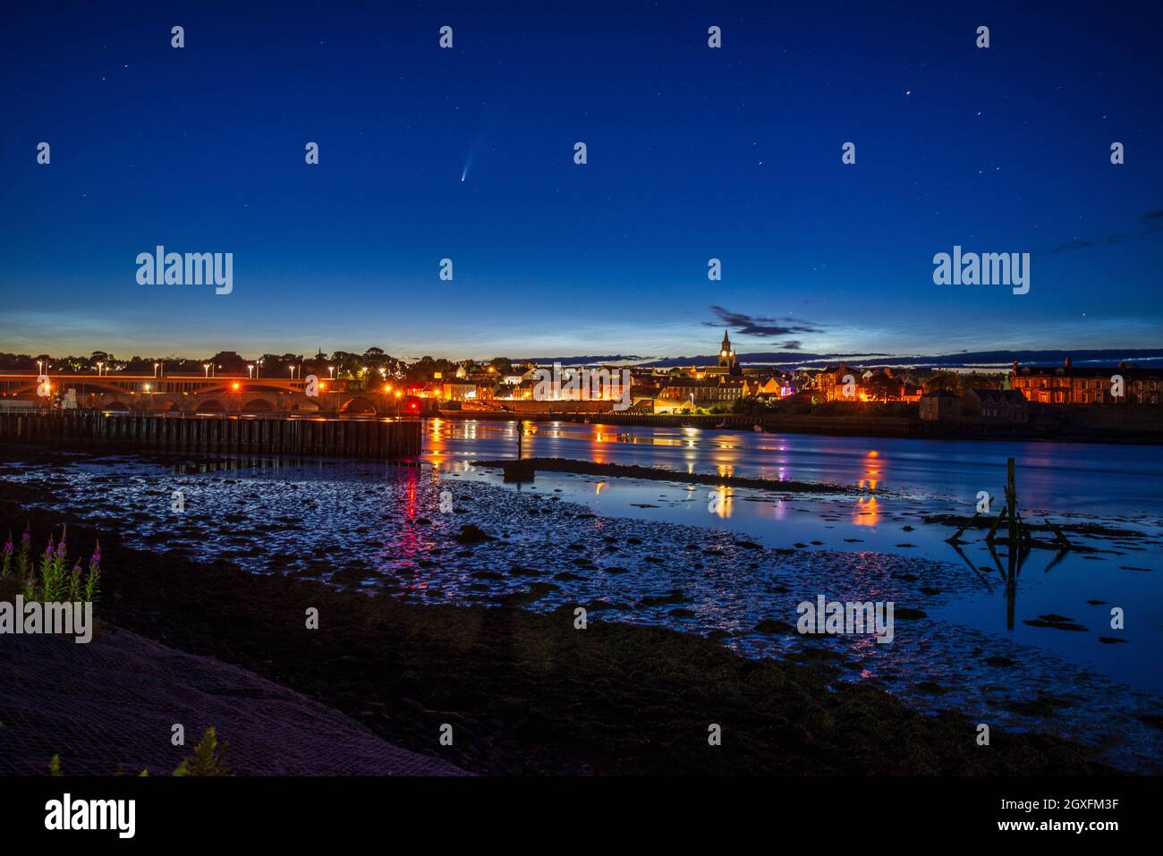 Berwick upon Tweed. La comète Neowise dans le ciel nocturne au-dessus de la ville la plus au nord de l'Angleterre. Banque D'Images