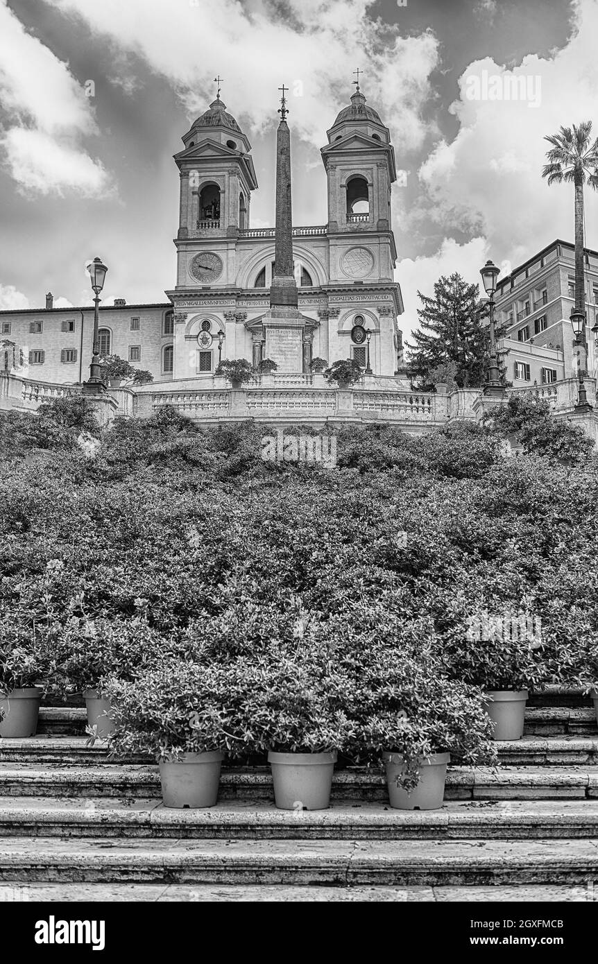 Vue imprenable sur l'église de Trinita dei Monti, site emblématique au sommet des marches espagnoles de la Piazza di Spagna, l'une des places les plus célèbres Banque D'Images