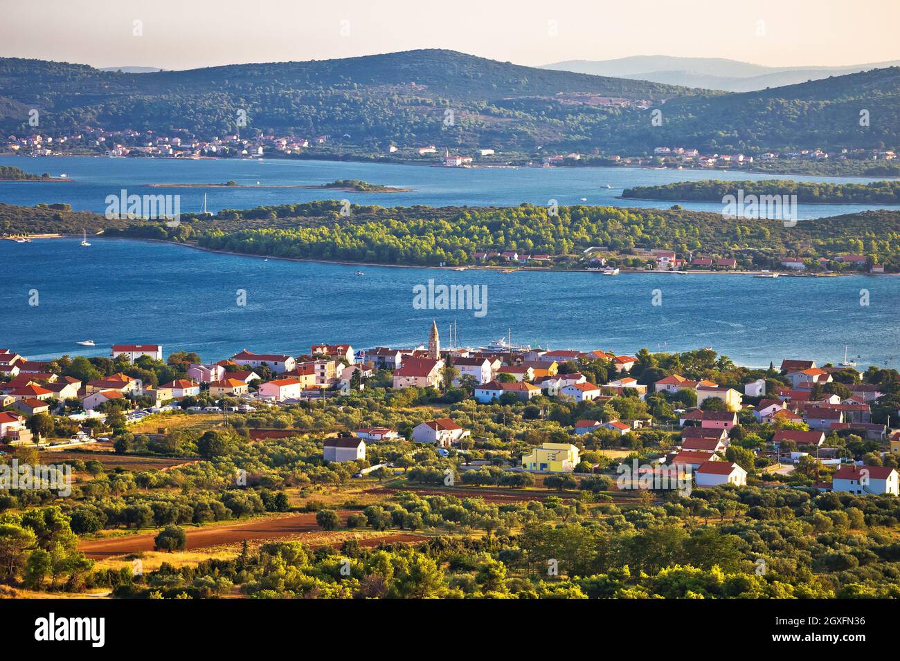 Village de Turanj et île de Pasman vue panoramique sur l'archipel, région de Dalmatie en Croatie Banque D'Images