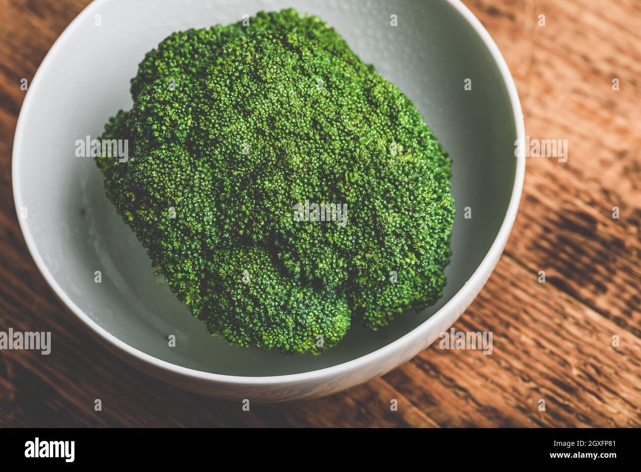 Le brocoli frais dans un bol blanc prêt à être préparé pour une recette Banque D'Images