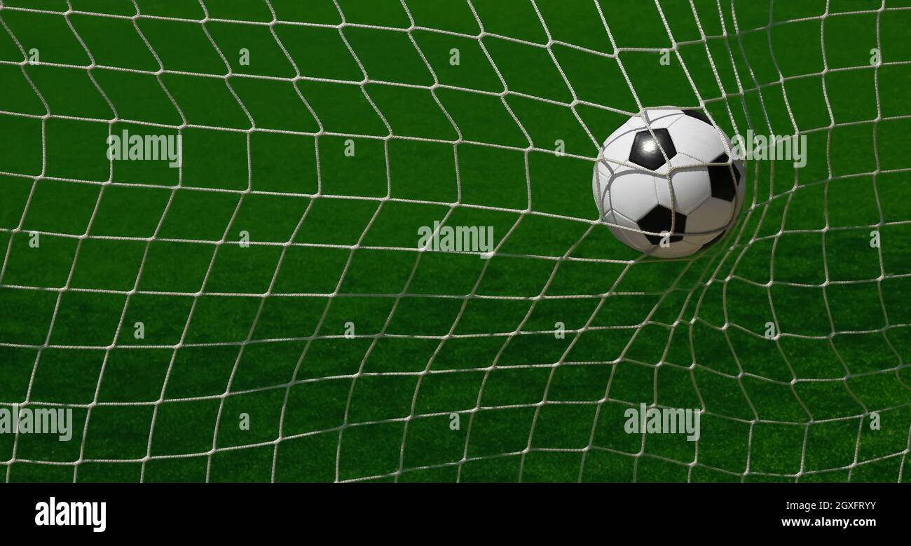 Gros plan de la balle de football noir et blanc dans le filet de but sur le gazon vert du terrain de football avec lignes de marquage blanches, grand angle, bac arrière Banque D'Images