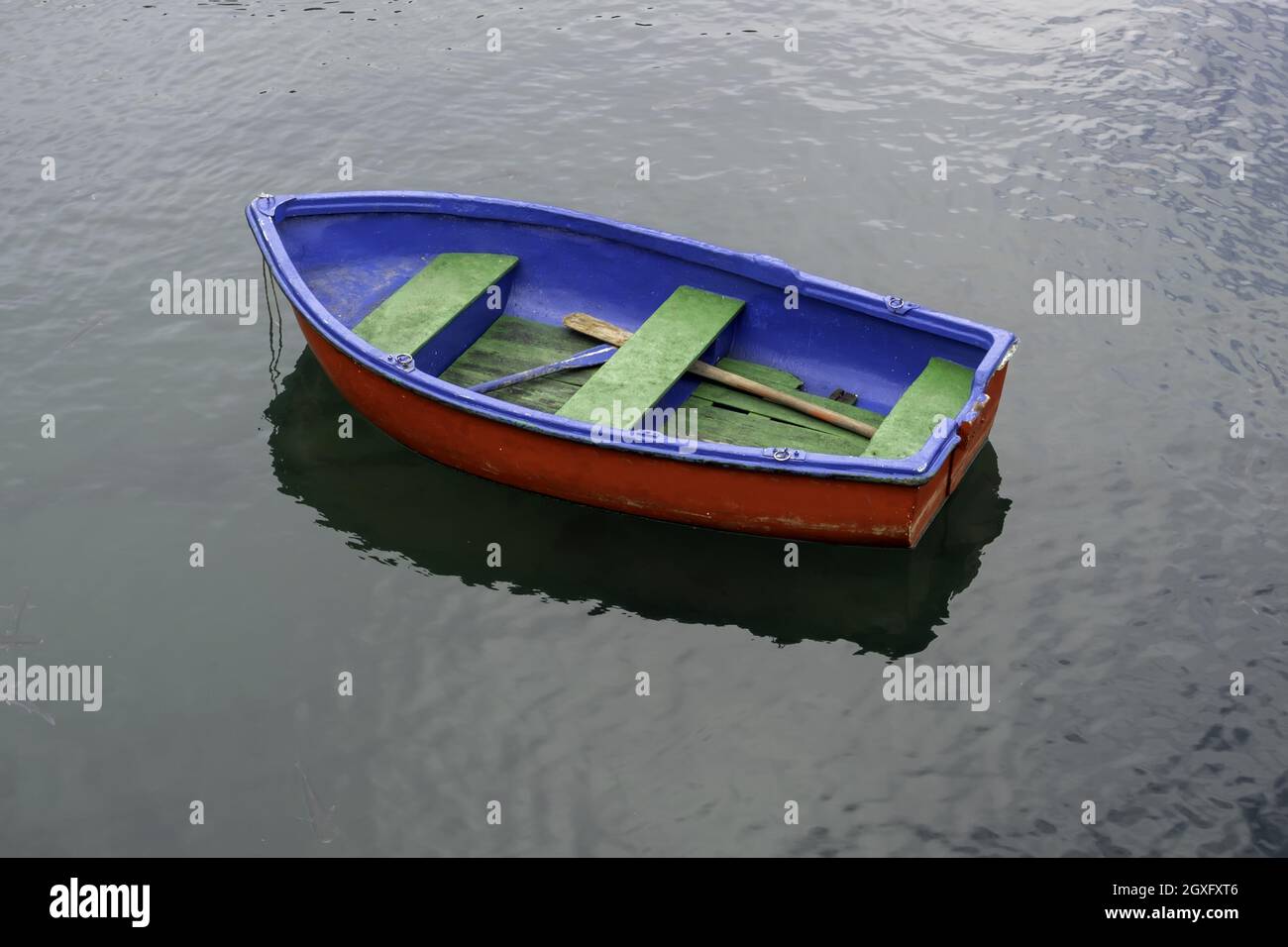 Détail du vieux bateau en bois au milieu de la mer, transport de l'eau Banque D'Images