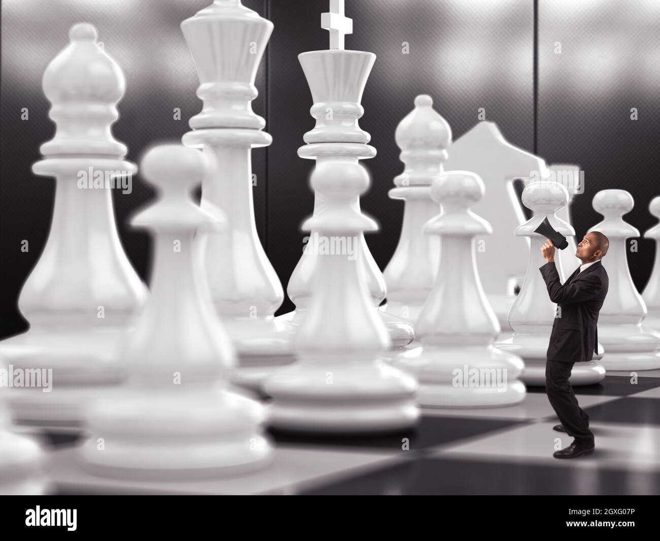 Un homme d'affaires qui se moque d'une pièce d'échecs Banque D'Images