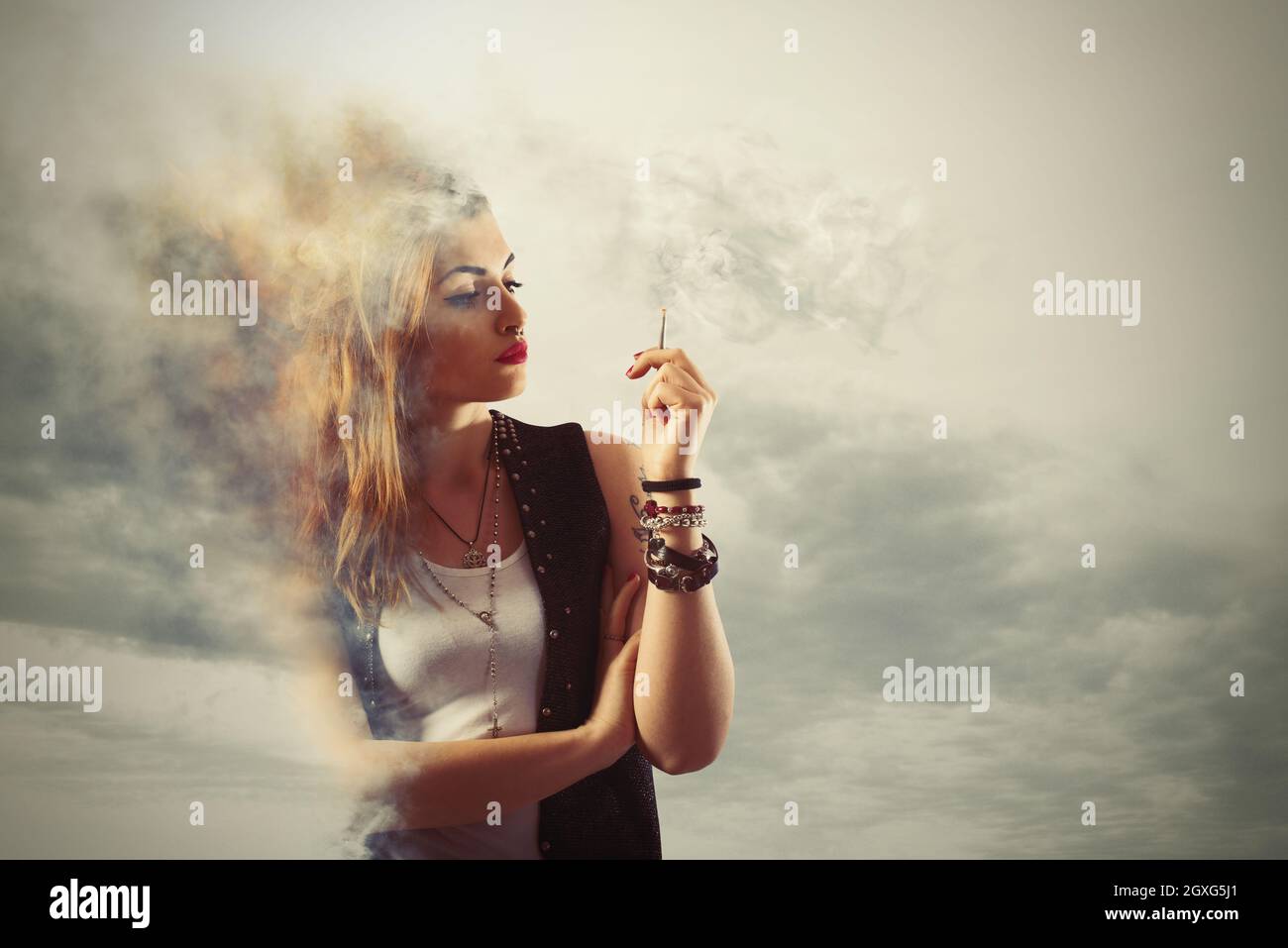 La femme fume une cigarette dans un nuage de fume Photo Stock - Alamy