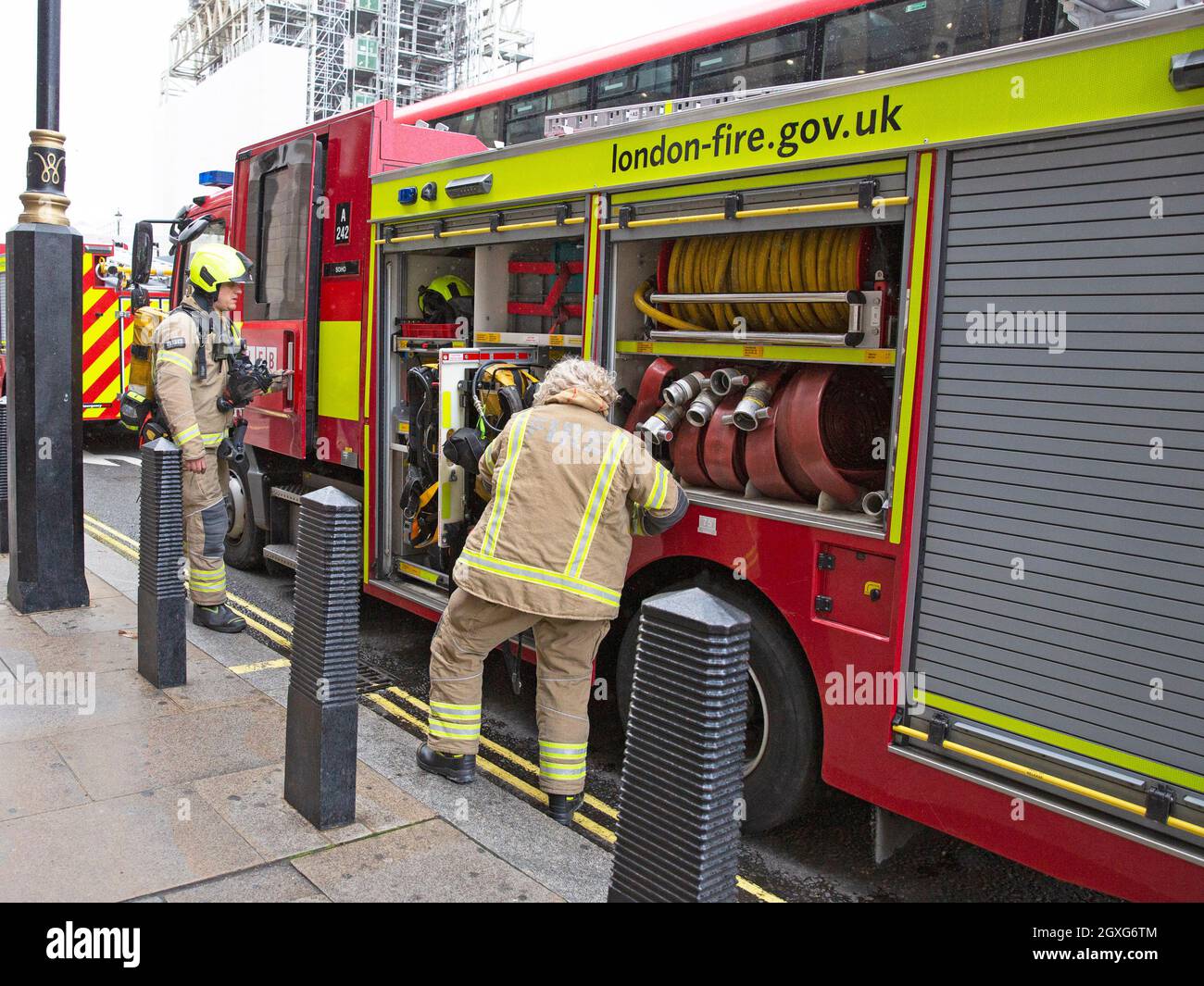 Les pompiers de Londres réagissent à un incendie à la station de métro de Westminster près du Parlement, dans le centre de Londres, le 5 octobre 2021, en tant que policier Banque D'Images