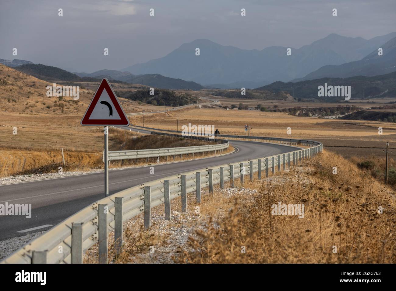 La route de montagne du col de Llogara (Qafa e Llogarasë) relie la vallée de Dukat au nord à la Riviera albanaise du sud, à l'Albanie, aux Balkans. Banque D'Images