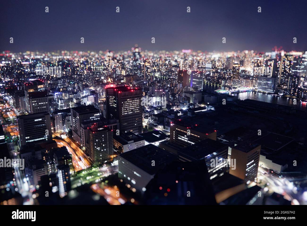 Vue nocturne sur la ville de Tokyo depuis un gratte-ciel. Banque D'Images