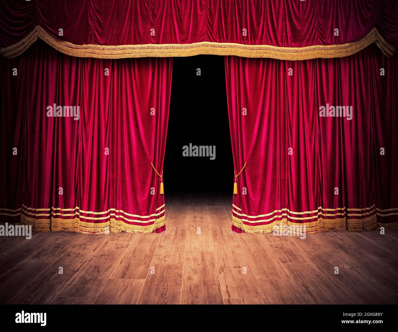 Les rideaux rouges de la scène ouvrent pour le spectacle de théâtre Photo  Stock - Alamy