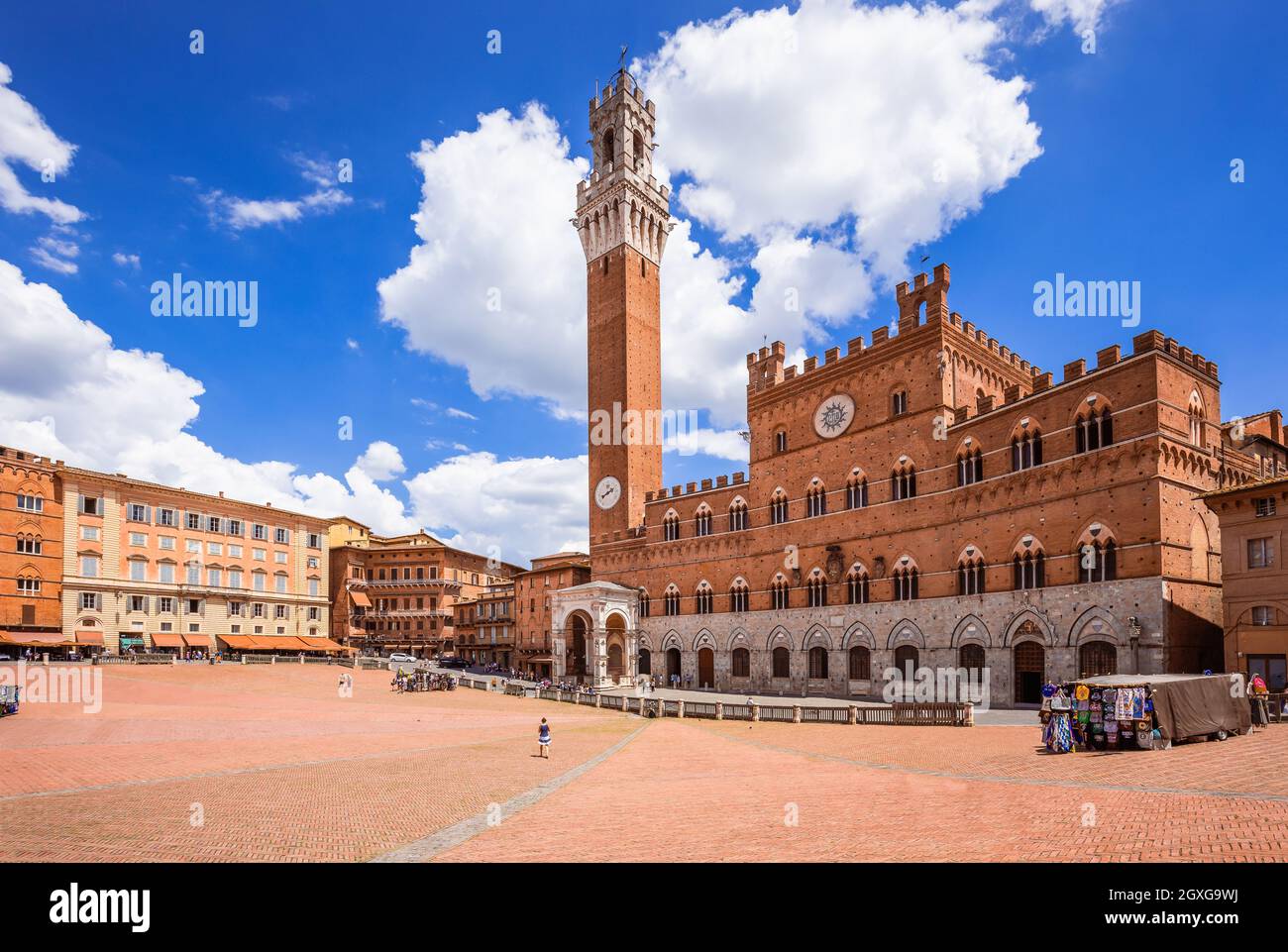 Sienne, Italie. Piazza del Campo avec Palazzo Pubblico et Torre del Mangia. Banque D'Images