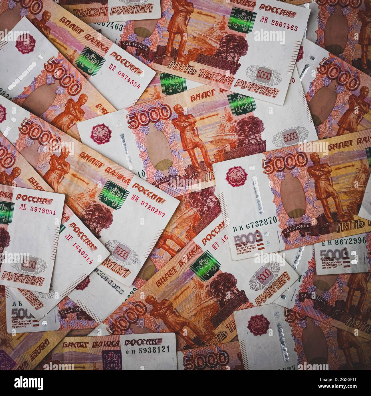 Arrière-plan des roubles. Billets en monnaie russe de cinq mille roubles, éparpillés sur toute la surface. Mise en page, maquette. Banque D'Images