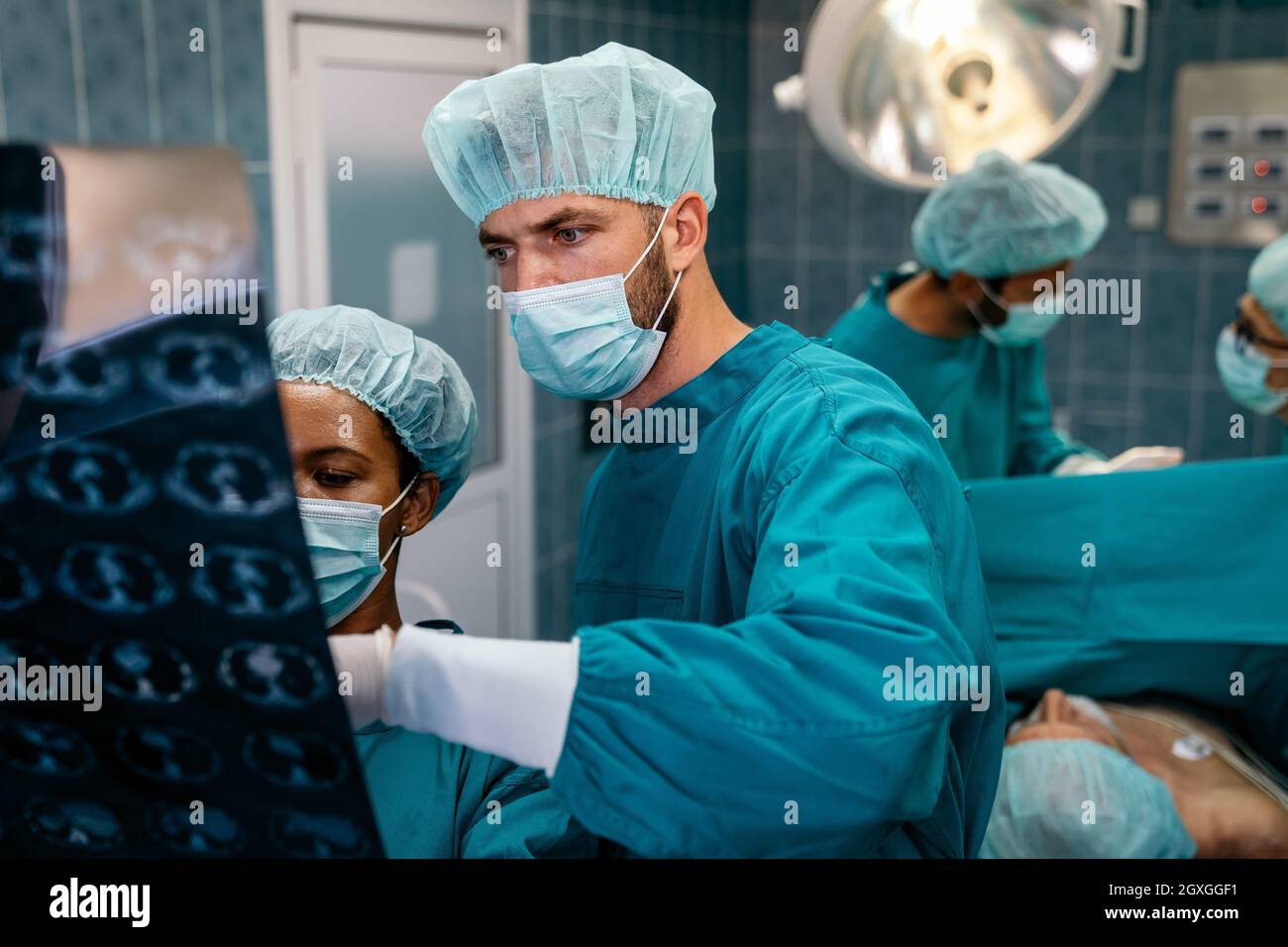 Équipe de chirurgien travaillant à l'hôpital Banque D'Images Équipe de chirurgien travaillant à l'hôpital Banque D'Images