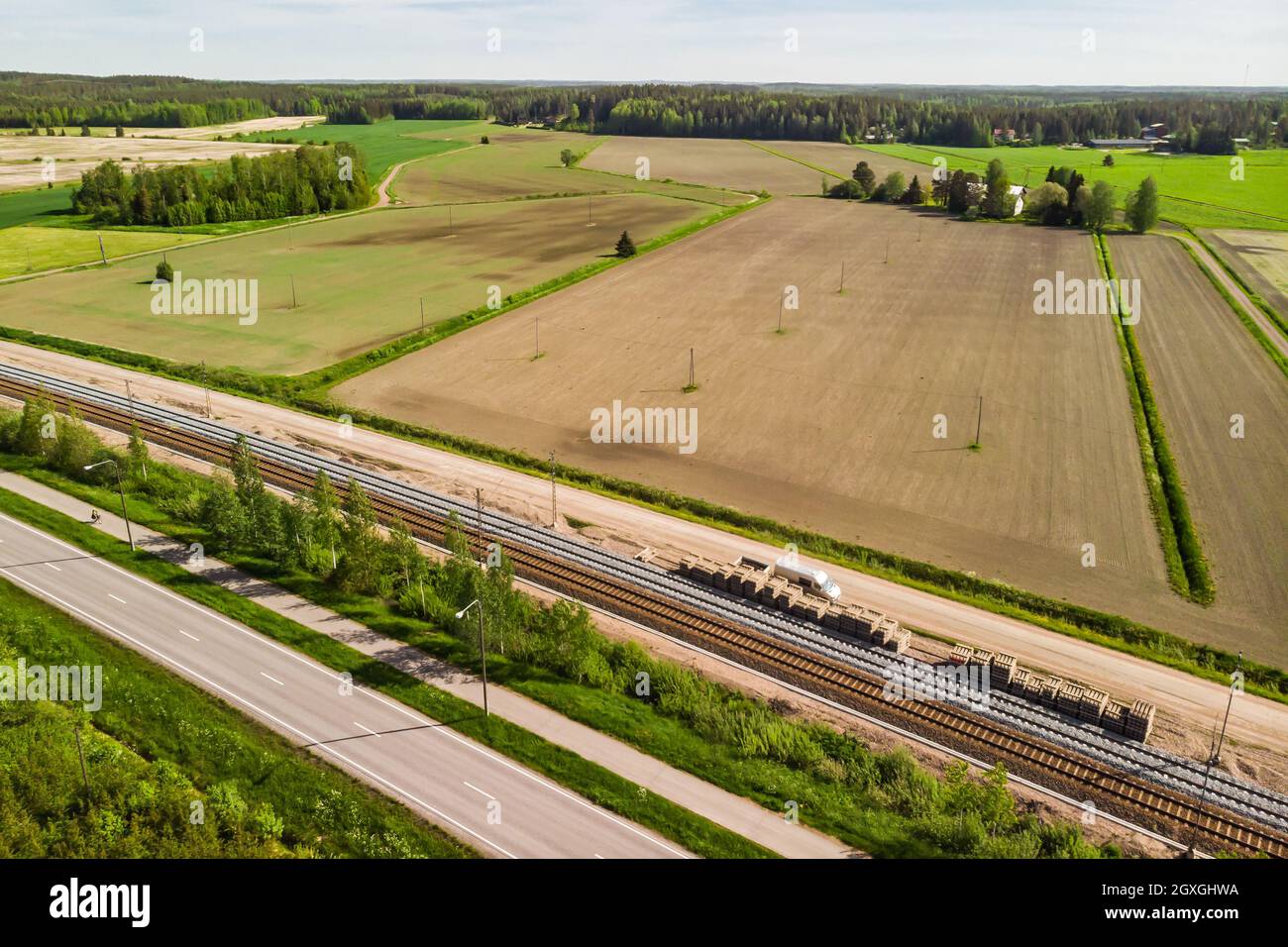 Vue panoramique aérienne de la voie, de la route et du chemin de fer sur la place Myllykoski à Kouvola, en Finlande. Banque D'Images