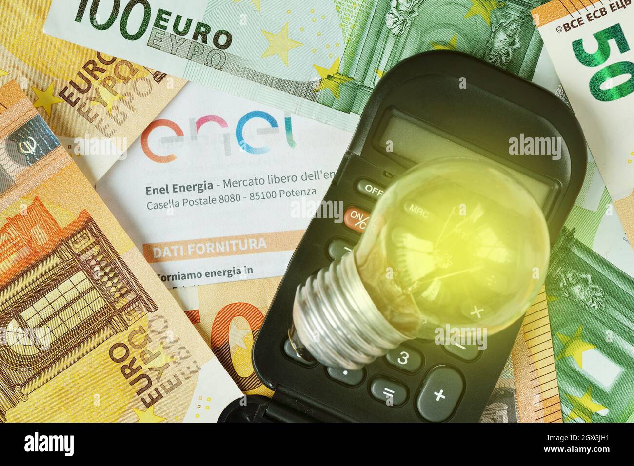 Ampoule électrique et calculatrice sur la facture d'argent et d'électricité - concept d'augmentation des factures d'électricité Banque D'Images