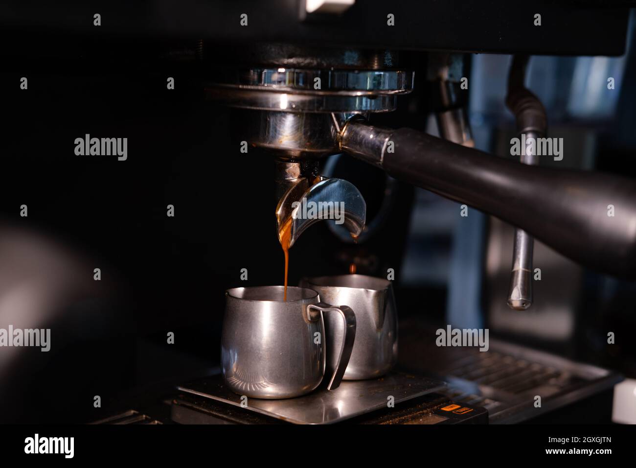 Gros plan sur la machine à espresso servant du café dans un pub, un bar