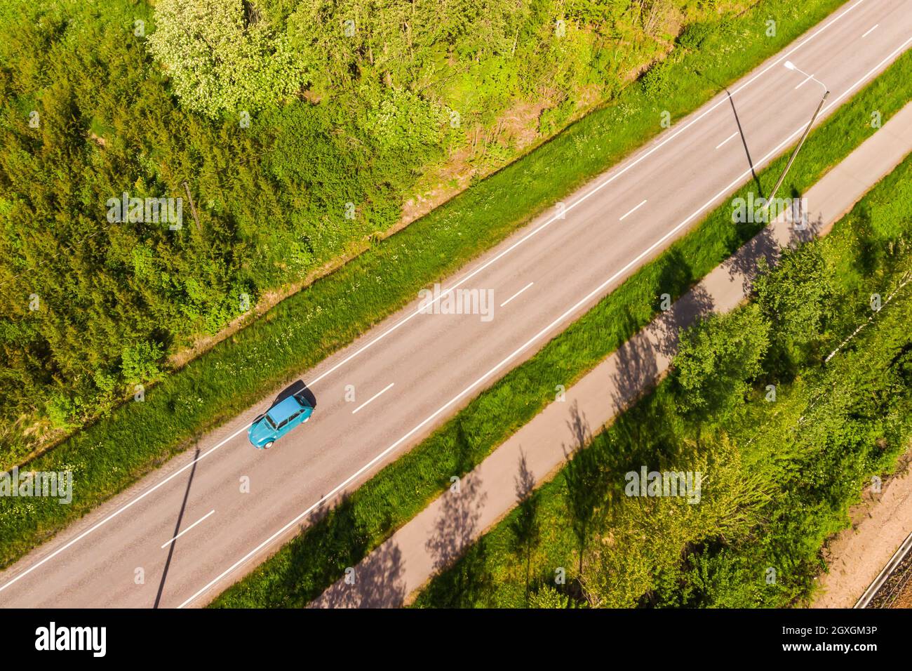Vue panoramique aérienne de la route avec voiture bleue d'époque sur la place Myllykoski à Kouvola, en Finlande. Banque D'Images